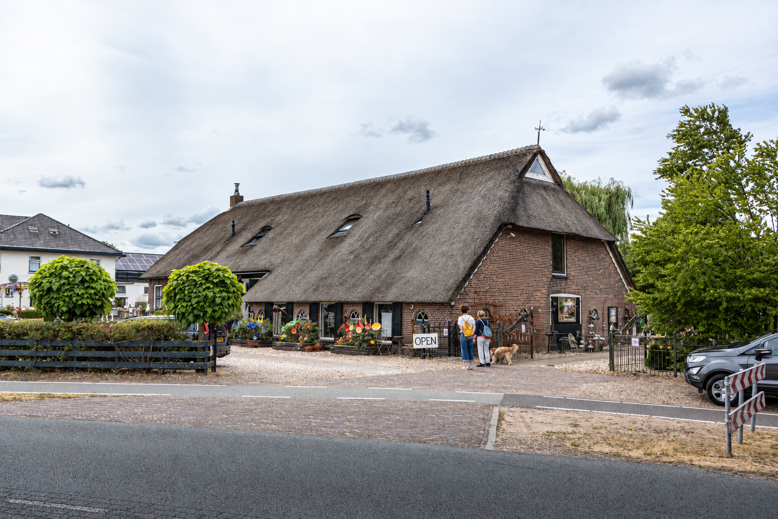 De karakteristieke woonboerderij van Diverse Pluimage in Dieverbrug